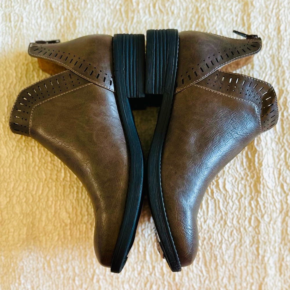 EuroSoft by Sofft Brown Laser Cut Out Ankle Boots / Booties Size 6 NEW. - Picture 6 of 9